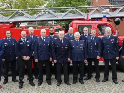 Bei der Versammlung: B&uuml;rgermeister Horst Feddermann (von links), stellv. Abschnittsleiter S&uuml;d Mario Eilers, Andreas Schoon, Abschnittsleiter Karl T&ouml;pfer, Enno Wiertzema, Ortsbrandmeister Bernd Saathoff, Uwe Westerbur, Stadtbrandmeister Heinz Hollwedel, Heinrich Pupkes, stellvertrender Ortsbrandmeister Heiko Klaa&szlig;en, Dieter Geiken, Vorsitzender Feuerwehrverband Ostfriesland Ernst Hemmen und Regierungsbrandmeister Erwin Reiners.