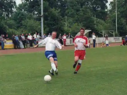 Am Ball: Axel B&ouml;deker (links) kickte f&uuml;r den FC Rastede auf dem Sportplatz an der M&uuml;hlenstra&szlig;e.