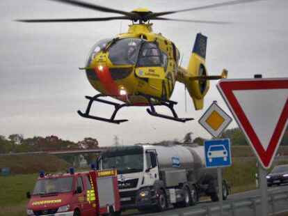 Ein Rettungshubschrauber war angefordert worden, konnte jedoch wieder abr&uuml;cken. Die verletzte Beifahrerin wurde mit dem Rettungswagen ins Krankenhaus gebracht.