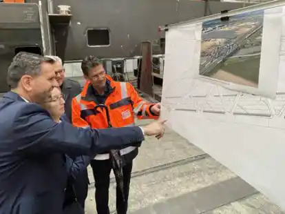Der technische Direktionsleiter Marco Eckert schildert Minister Olaf Lies, stv. Landr&auml;tin Marianne Kaiser-Fuchs und Sandes B&uuml;rgermeister Stephan Eiklenborg ein Br&uuml;ckenbauprojekt f&uuml;r die A 73 bei N&uuml;rnberg.
