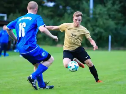 Erfolgreich in der Kreisliga-Saison: die Fu&szlig;baller des SV Achternmeer (am Ball).