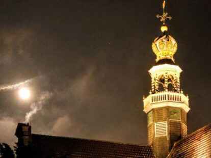 Auch nachts ein Hingucker: das T&uuml;rmchen der Neuen Kirche in Emden. 2022 soll es endlich saniert werden.