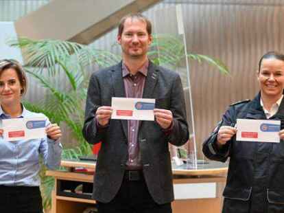 Sie stellten den Briefumschlag vor: (von links) Kristin Karstens und Thorsten Harms (beide LzO) sowie Katja Reents (Polizeiinspektion Wilhelmshaven/Friesland).