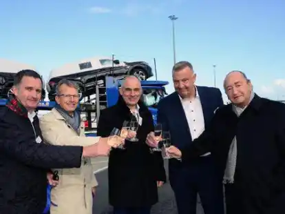 Das offizielle Einweihungsbild auf dem LKW-Verladeplatz (von links):  Karsten Dirks (Emder Verkehrs und Automotive Gesellschaft), Holger Banik (Niedersachsen Ports), Dr. Stephan Jacob (Autoport Emden GmbH und VW Konzernlogistik), Jan Remmers (Gesch&auml;ftsf&uuml;hrer der Anker Schiffahrts-Gesellschaft) und J&ouml;rg Conrad (Inhaber der Leschaco Gruppe sowie Gesch&auml;ftsf&uuml;hrer der Anker- Schiffahrt).
