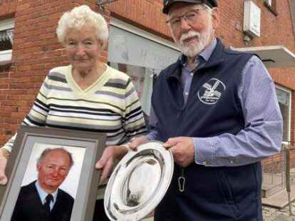 Tini M&uuml;ller &uuml;bergab die Zunftschale ihres Mannes, dem Friseurmeister Gerd M&uuml;ller, an Albert Janssen vom Heimatverein Wiegboldsbur.