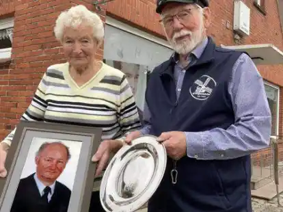 Tini M&uuml;ller &uuml;bergab die Zunftschale ihres Mannes, dem Friseurmeister Gerd M&uuml;ller, an Albert Janssen vom Heimatverein Wiegboldsbur.