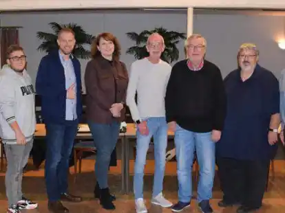 Der Vorstand des TuS Vorw&auml;rts: Vorsitzender Roland Br&uuml;ckmann (v.l.), 2. Vorsitzender Luca Harwardt, Sozialwart Udo Bunger, Frauenwartin Simone Nannen, Schriftf&uuml;hrer Rainer Dierks, Kassenwart Werner Bruns, Mitgliederwart Andreas Schulz und Jugendleiter Arno Erbrich.