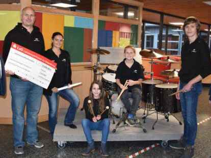 Franz Naber (links) und Ludger Hespe (rechts) von der LzO-Stiftung Cloppenburg &uuml;berreichten Christian Scharf (Mitte von links), Viola Tallowitz-Scharf, Melina Bley, Janes Alberts und Simon Stavermann von der Jugendsch&uuml;tzenkapelle einen Spendenscheck &uuml;ber 2500 Euro, mit dessen Hilfe ein neues Schlagzeug angeschafft werden konnte.