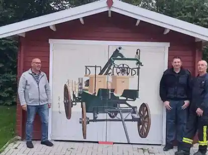 Freuen sich &uuml;ber das Gem&auml;lde der historischen, pferdegezogenen Handdruckspritze: (von links) K&uuml;nstler Hans-Willi J&ouml;ris, stellvertretender Ortsbrandmeister Jens Arians und Ortsbrandmeister Norbert Freymuth.
