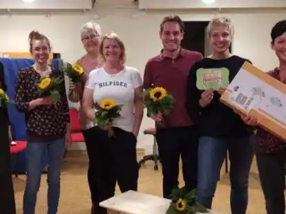 Der neue Vorstand des F&ouml;rdervereins (von links) Carina Hemme, Julia Bittner, Bianca Ostendorp (hinten), Jennifer St&ouml;cker, Marcel Troske und Andrea Ullrich. Links: Kindergarten-Leiterin Natascha Schulz.