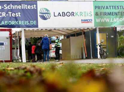 Warteschlange: Beim Testzentrum auf dem Maco-Gel&auml;nde in Osternburg gibt es weiterhin eine gute Nachfrage nach Tests, auch wenn sie meist selbst bezahlt werden m&uuml;ssen.