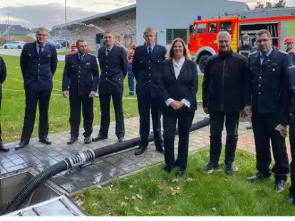 Das &Uuml;bungsgel&auml;nde f&uuml;r Sandkrugs Feuerwehr ist perfekt: Es freuen sich die Vertreter der Feuerwehr Sandkrug, J&uuml;rgen Dahlmann, Maik Sch&uuml;tte, B&uuml;rgermeister Christian Pundt und die Sponsoren Monika und Hergen Tegtmeier (Mitte).