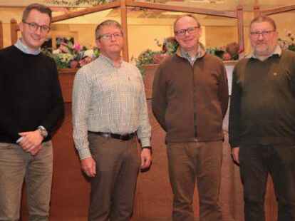 Der wiedergew&auml;hlte Vorstand des Hegerings Emstek: Schriftf&uuml;hrer Gerd Scheele (von links), Hegeringleiter Ludger Grafe, Kassenf&uuml;hrer Klaus Frieling und Schie&szlig;obmann Klaus Wilken