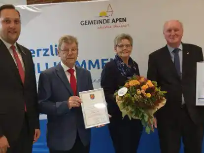 Auszeichnung f&uuml;r Johann Hasselhorst (rechts): Der Klauh&ouml;rner wurde zum Ehrenb&uuml;rgermeister ernannt, neben ihm seine Lebensgef&auml;hrtin Antje Ehlers sowie Apens Ratsvorsitzender Harald Schmidt und B&uuml;rgermeister Matthias Huber.