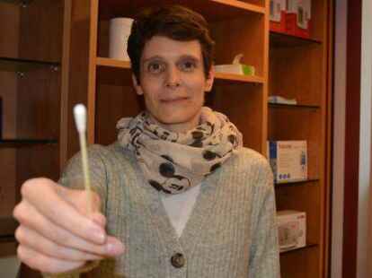 Bereit f&uuml;r den Corona-Test: Filialleiterin Sara Trageser testet in der L&ouml;wenapotheke in Jever.