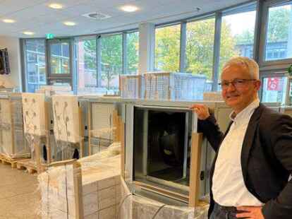 Der Schulleiter des Auricher Ulricianums, R&uuml;diger Musolf, freut sich &uuml;ber die Lieferung der Luftfilter.