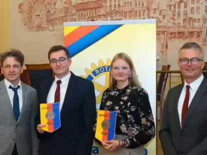 Bei der Preisverleihung (von links): Dr. Stefan Borchardt (Pr&auml;sident der Rotaryfreunde Emden), Malte Boekholder (Preistr&auml;ger der BBS I), Lisa-Marie Schult (Preistr&auml;gerin der BBS II) und J&ouml;rg von dem Knesebeck (Vorsitzender vom Stiftungstr&auml;gerverein der Rotaryfreunde).
