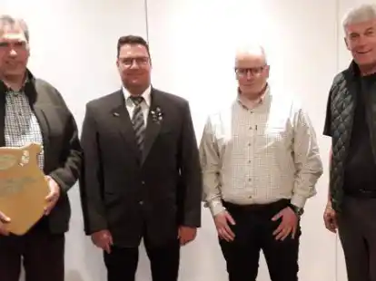 Bei der Jahreshauptversammlung: Bernd Seeger (links) wurde wieder bester Raubwildj&auml;ger. Der Vorstand um Heiner B&uuml;sselmann (stellvertretender Hegeringleiter, von links), Burkhard Tomaszewski (Schriftf&uuml;hrer) und Max Hunger (Hegeringleiter) wurde im Amt best&auml;tigt.