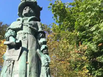 Ratte Remmer posiert mit Gisela Kalow am Fr&auml;ulein-Maria-Denkmal.