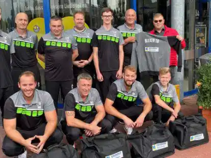 Die Tischtennisspieler des Blexer Turnerbundes freuen sich &uuml;ber das neue Outfit.