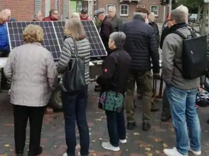 War geradezu umlagert: das Balkonkraftwerk der Gemeinschaft Klimaschutz Ganderkesee vor dem Kornkraft-Bioladen. Am Ende der Vorf&uuml;hrung gab es 40 potenzielle Interessenten.