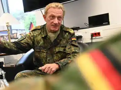 Generalmajor J&uuml;rgen-Joachim von Sandrart scheidet als Kommandeur der 1. Panzerdivision aus.