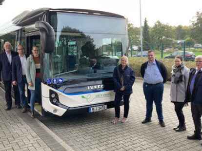 Elektrobus/Batteriebus des Herstellers IVECO mit beteiligten Personen (von links): Karl H&uuml;lsmann, Rolf Neuhaus, Stefanie Pflug, Heike Gentemann, Tammo Jan&szlig;en, Sandra Schellenberg, J&ouml;rg Wenske.