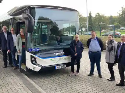 Elektrobus/Batteriebus des Herstellers IVECO mit beteiligten Personen (von links): Karl H&uuml;lsmann, Rolf Neuhaus, Stefanie Pflug, Heike Gentemann, Tammo Jan&szlig;en, Sandra Schellenberg, J&ouml;rg Wenske.
