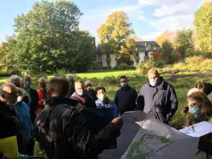 Ortstermin vor einem Jahr am Sch&uuml;tzenweg: Politik und Verwaltung lie&szlig;en sich mit den Anliegern die Pl&auml;ne vor Ort erl&auml;utern.