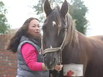 Lina M&uuml;ller ist schockiert &uuml;ber den Angriff auf ihre Stute Peaches.
