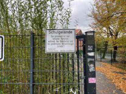 <p>        Auch schon heute ist es jenen, die nicht zur Schule gehen dort arbeiten, nicht gestattet, das Schulgel&auml;nde zu betreten. Doch daran h&auml;lt sich kaum jemand. Bild: Aike Sebastian Ruhr&nbsp;     </p>