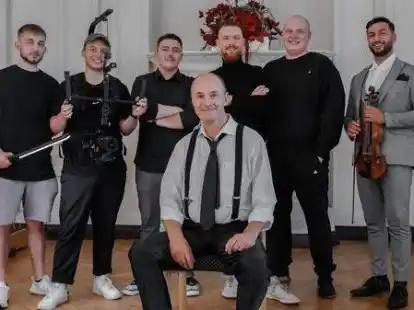 &Uuml;berwinden musikalische Grenzen: (von links) Anton B&uuml;sing, Alex Gottfried, Kevin Brodner, Ivo Berkenbusch (sitzend), Anton B&uuml;sing, Andreas Reicher und Deniz Berkenbusch.