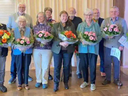 Vorsitzender Hans Krone (hinten links) ehrt langj&auml;hrige Mitglieder des VdK Schierbrok:  Kerstin Krone (hinten, v.l.), Hatto Molde, Uwe Krietsch sowie  (vorne, v.l.) Diedrich Warrelmann, Hela Schr&ouml;der, Ingrid T&auml;tzel, Wiltrud Strunk, Astrid Halm, Helmut Runge und Armin Fritz.