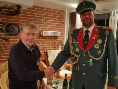 Franz Brinkmann (l.) bekam von Markus Stammermann den goldenen K&ouml;nigs-Orden &uuml;berreicht.