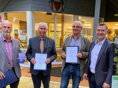 Die drei &bdquo;H&ldquo;:  Uwe Hollmann, Niels-Christian Heins und Manfred Huck mit B&uuml;rgermeister Christian Pundt.