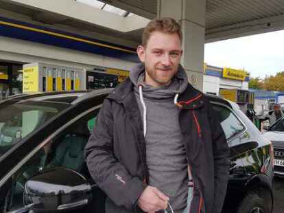 Elektromeister Jannik Henken ist besorgt &uuml;ber steigende Benzin-Kosten.