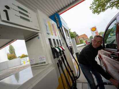 Karsten Wingenbach aus Oldenburg tankt Diesel zu 1,549 &ndash; der h&ouml;chste Preis den er bisher erlebt hat.