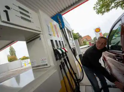 Karsten Wingenbach aus Oldenburg tankt Diesel zu 1,549 &ndash; der h&ouml;chste Preis den er bisher erlebt hat.