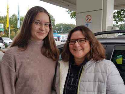 Gisela Molde und ihre Tochter vergleichen Sprit-Preise mit einer App.