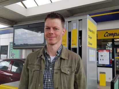 Torben Borchers auf dem Weg nach Hause. F&uuml;r kurze Strecken nutzt er lieber Bus oder Fahrrad.