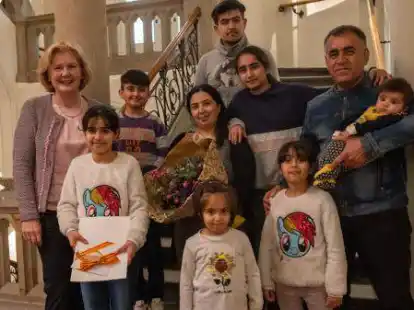 B&uuml;rgermeisterin Petra Averbeck (links) &uuml;berreichte Urkunde und Patengeschenk des Bundespr&auml;sidenten f&uuml;r die kleine Ella an die stolzen Eltern und Geschwister.