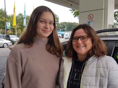 Gisela Molde und ihre Tochter vergleichen Sprit-Preise mit einer App.