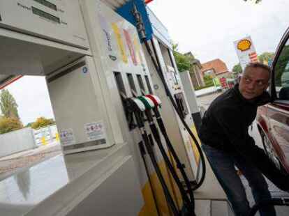 Karsten Wingenbach aus Oldenburg  tankt Diesel zu 1,549 &ndash; der h&ouml;chste Preis, den er bisher erlebt hat.