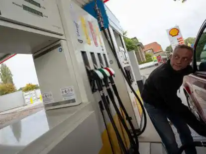 Karsten Wingenbach aus Oldenburg  tankt Diesel zu 1,549 &ndash; der h&ouml;chste Preis, den er bisher erlebt hat.