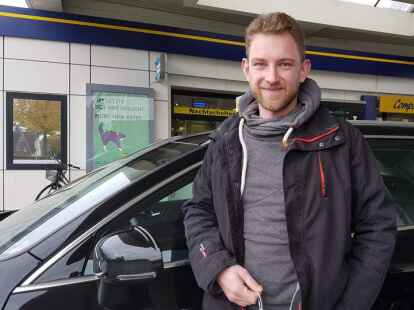 Elektromeister Jannik Henken ist besorgt &uuml;ber steigende Benzin-Kosten.