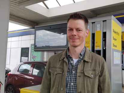 Torben Borchers ist auf dem Weg nach Hause. F&uuml;r kurze Strecken nutzt er lieber Bus oder Fahrrad.