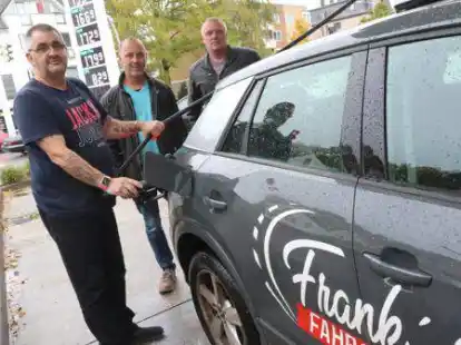 F&uuml;r Fahrschulen sind die hohen Spritkosten eine Belastung. Die Preise f&uuml;r Fahrstunden werden deshalb steigen, berichten (von links) Pete Sayers (Fahrlehrer), Frank Sch&ouml;nherr (Inhaber) und Sascha Emken (angehender Fahrlehrer)