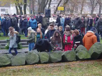 Der Erinnerungsgang wird in jedem Jahr von einer anderen Oldenburger Schule organisiert, in diesem Jahr ist es das Gymnasium Eversten, hier ein Bild am Mahnmal an der Peterstra&szlig;e.