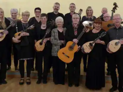 Laden zum Herbstkonzert: Die Mitglieder des Oldenburger Mandolinen- und Gitarrenorchester von 1921.