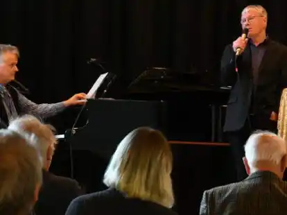 Stellte seine Doppelbiografie vor: Heinrich Thies (rechts). Begleitet wurde er von Musiker Johnny Groffmann.